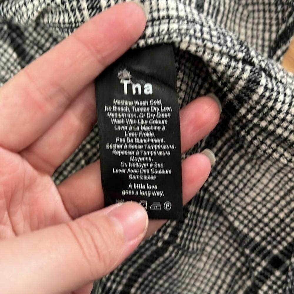 Aritzia TNA plaid button down shirt - Picture 4 of 8